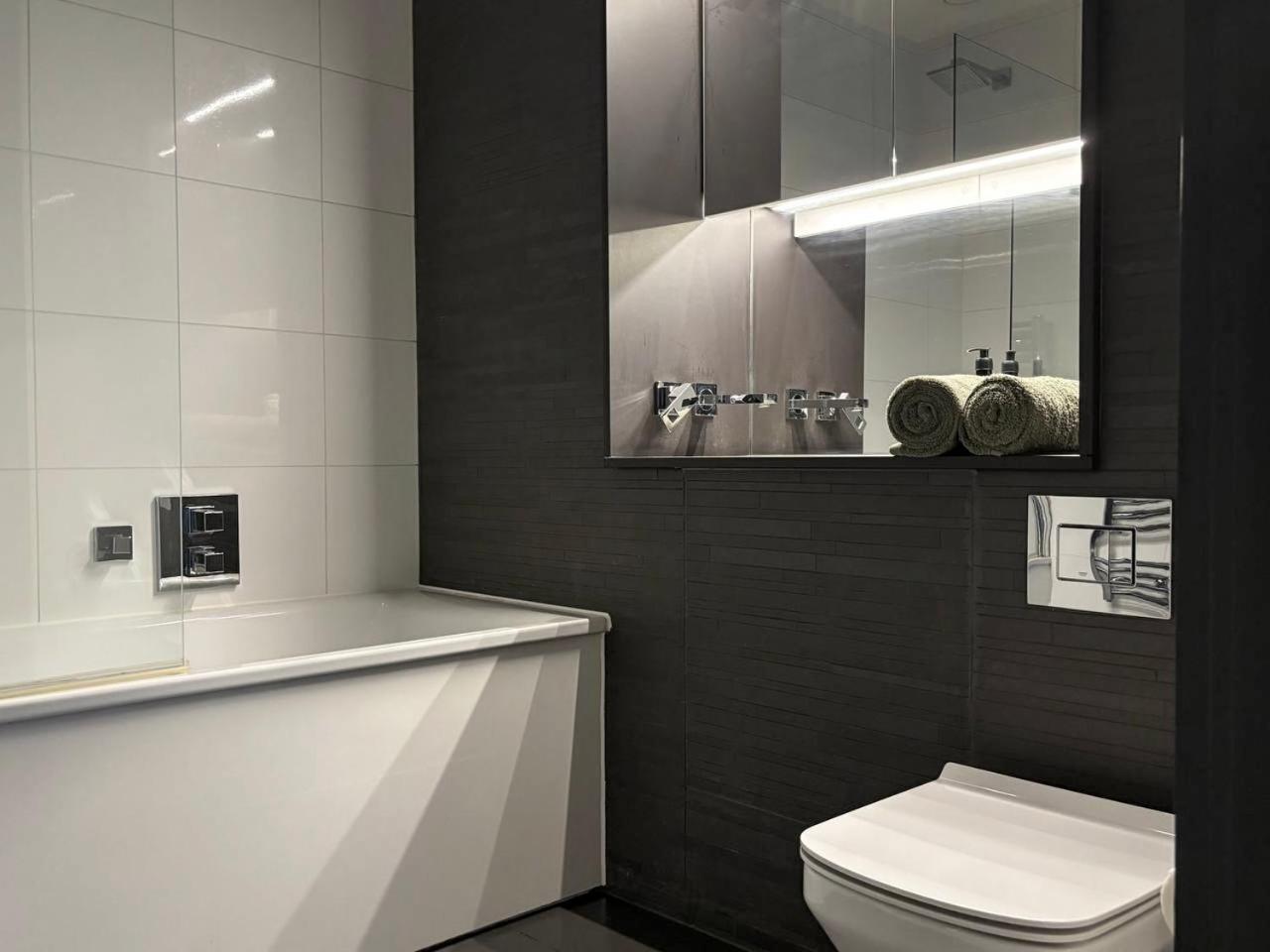 Collection - The Maddison Amory Tower * Londen